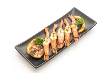 Sarımsaklı ve limonlu kızarmış karides.