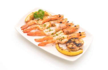 Sarımsaklı ve limonlu kızarmış karides.