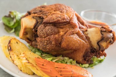 Gevrek domuz knuckle veya Alman domuz Hocks