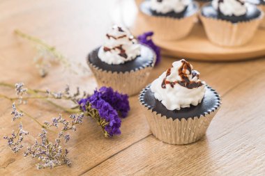 krem şanti ile çikolatalı kek