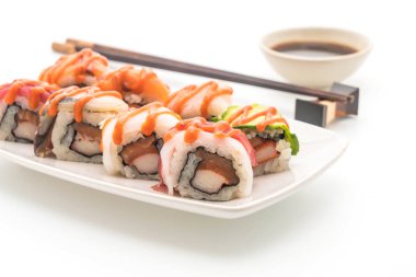 karışık suşi rulo ile baharatlı sos - Japon gıda tarzı