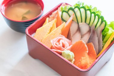 Pirinç bento kutusunda Ham taze sashimi