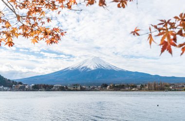 Japonya 'daki Kawaguchiko Gölü' nde Fuji Dağı..