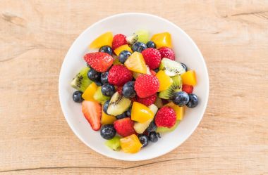 karışık taze meyve (çilek, ahududu, yaban mersini, kivi, mang