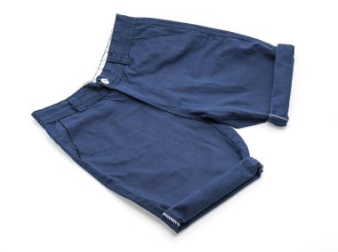 beyaz üzerine kısa pantolon