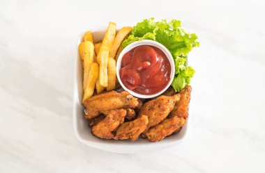 Kızarmış tavuk kanadı.