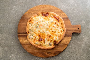 Kremalı mantarlı pizza