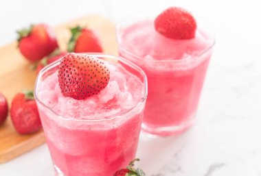 taze çilek smoothie 