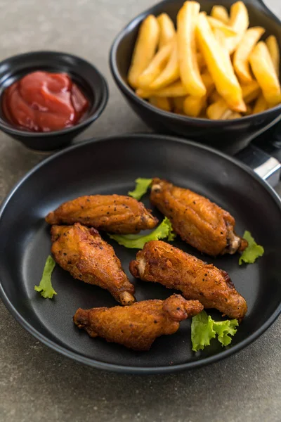 Kızarmış tavuk kanadı.