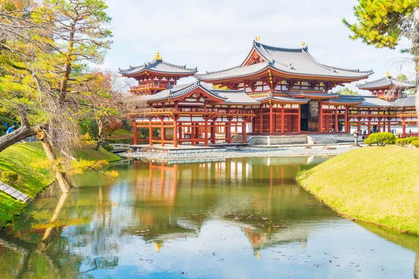 Güzel mimari Byodo içinde Kyoto tapınakta.
