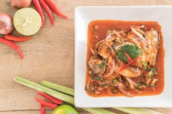 Baharatlı uskumru salatası