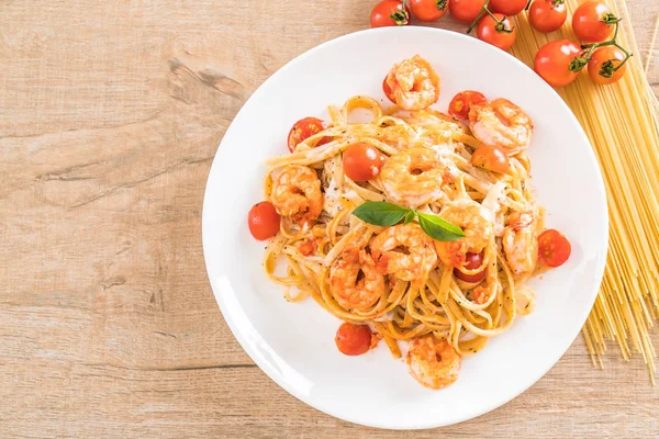 Spagetti karides, domates, fesleğen ve peynir ile 