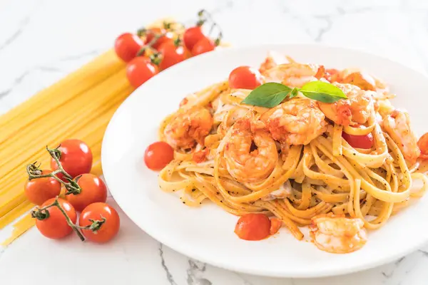 Spagetti karides, domates, fesleğen ve peynir ile 