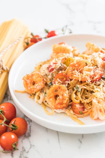 Spagetti karides, domates, fesleğen ve peynir ile 