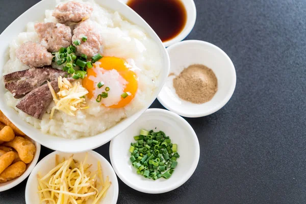 domuz eti ve yumurta ile pirinç lapası