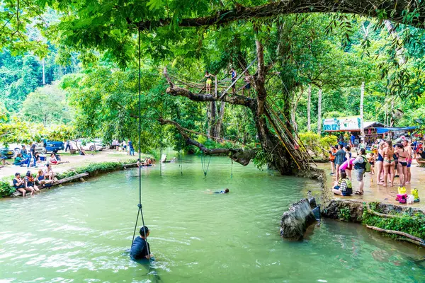 Vangvieng, Laos 13 Mayıs 2017: Turist Blue Lagoon tadını çıkarın