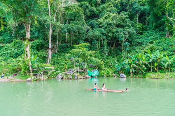 Vangvieng, Laos 13 Mayıs 2017: Turist Blue Lagoon tadını çıkarın