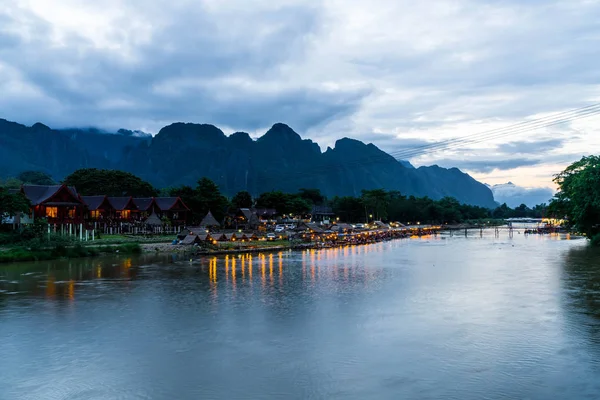 Vang Vieng, Laos nehirde Nam şarkı