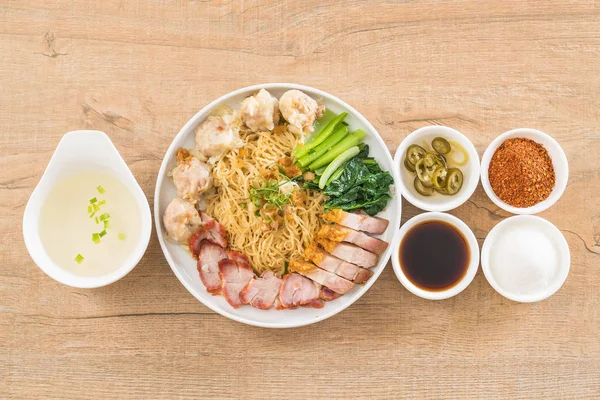 Yumurta noodle kırmızı kızarmış domuz, gevrek domuz eti, köfte ve çorba ile 