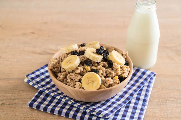 Granola muz, Kuru üzüm ve süt ile 