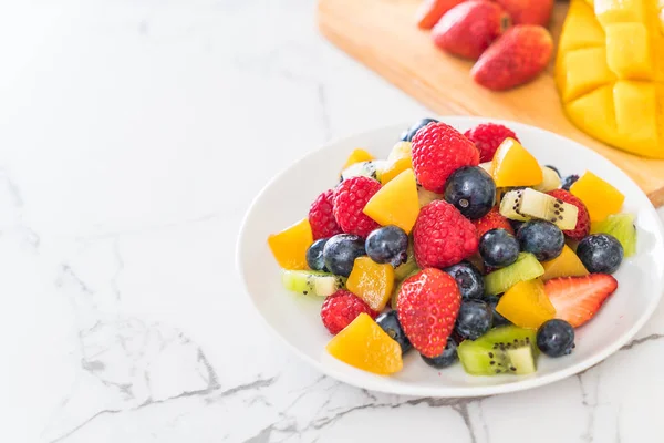 Mixed fresh fruits (strawberry, raspberry, blueberry, kiwi, mang — Stock Photo, Image