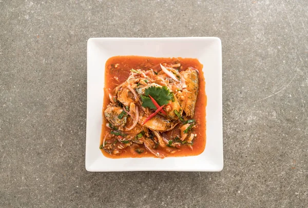 Baharatlı uskumru salatası