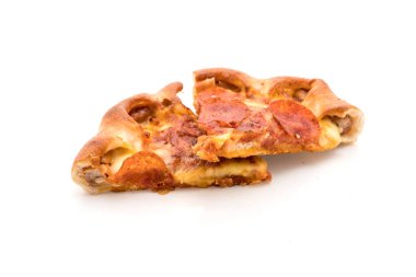 Beyaz zemin üzerine ev yapımı biberli Pizza 