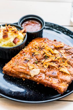 Izgara kaburga domuz barbekü sosu ile