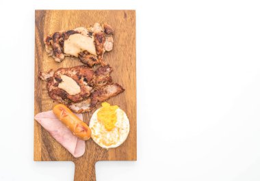 ahşap plaka üzerinde ızgara biftek mix