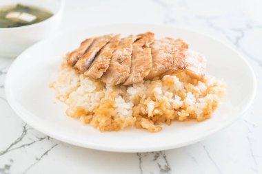 Teriyaki domuz miso çorbası ile tepesinde pirinç