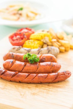 ızgara sosis mix sebze ve patates kızartması ile