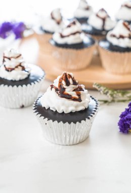 krem şanti ile çikolatalı kek