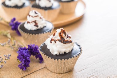 krem şanti ile çikolatalı kek