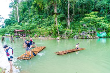 Vangvieng, Laos 13 Mayıs 2017: Turist Blue Lagoon tadını çıkarın