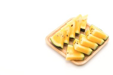 beyaz üzerine taze sarı karpuz 