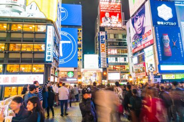 Osaka, Japonya - 19 Kasım 2016: Bir grup insan shopp için yürüyüş