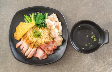 Yumurta noodle kırmızı kızarmış domuz, gevrek domuz eti, köfte ve çorba ile 