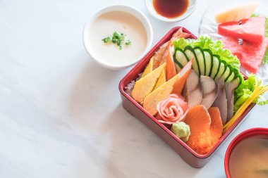 Pirinç bento kutusunda Ham taze sashimi