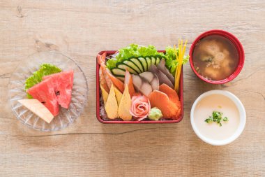 Pirinç bento kutusunda Ham taze sashimi