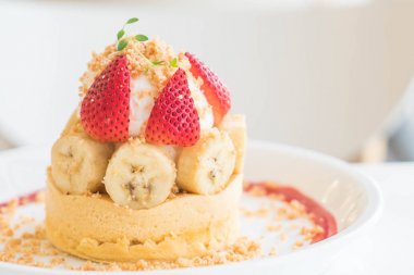 sıcak kek krem, çilek, muz ve tanımlama bilgisi ile harap 