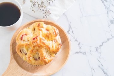 Yengeç sopa ekmek ile