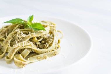 ıspanak fettuccine plaka üzerinde