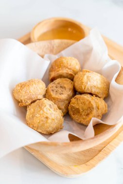 Derin kızarmış Yengeç rulo