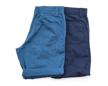 beyaz üzerine kısa pantolon