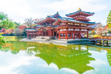 Güzel mimari Byodo içinde Kyoto tapınakta.