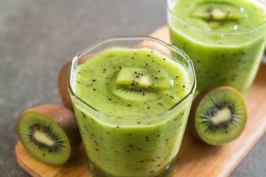 Sağlıklı taze kivi smoothie cam