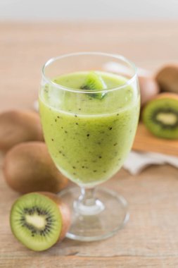 Sağlıklı taze kivi smoothie cam