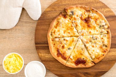 Kremalı mantarlı pizza