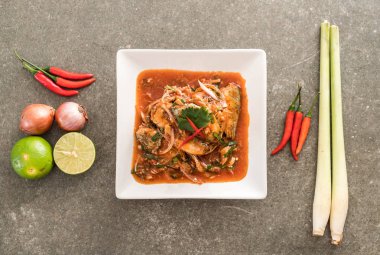 Baharatlı uskumru salatası