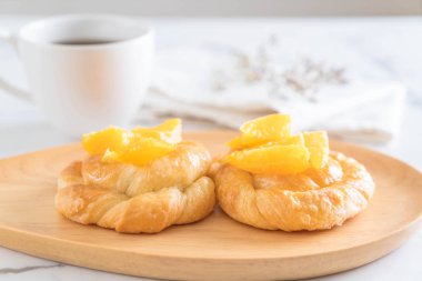 Turuncu pasta plaka üzerinde